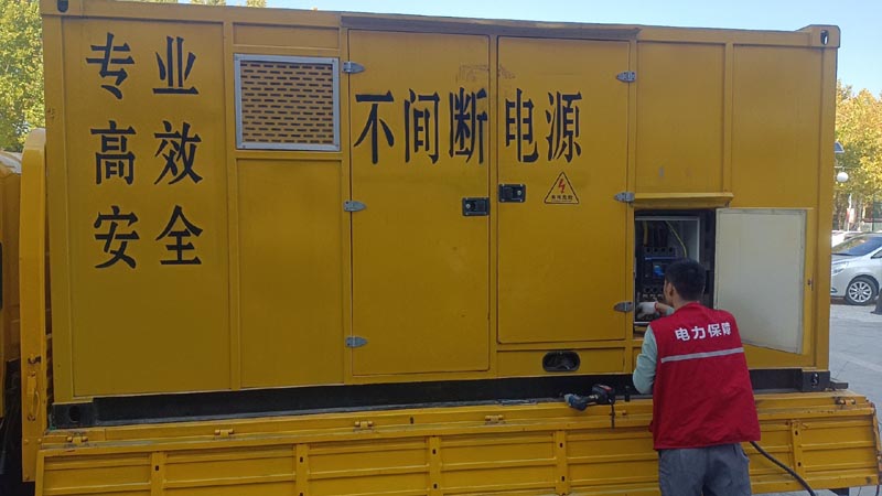 日土柴油发电机组和UPS电源配合使用时，如何避免切换过程中的电力中断？