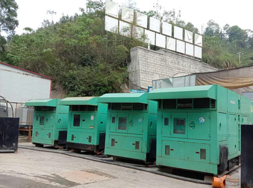 日土先进的应急发电机系统中智能监测和控制系统如何确保电压稳定？