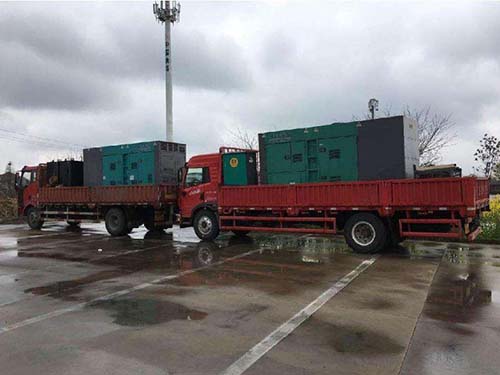 日土涂抹密封胶后，需要等待多长时间才能安装水冷式机油散热器密封件？